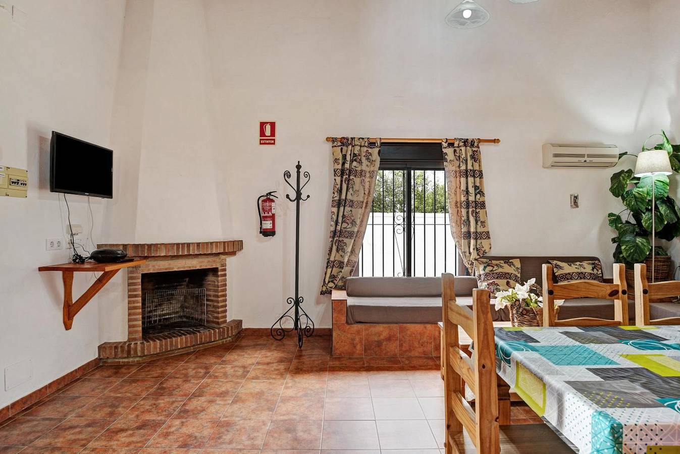 Holiday Home 'Casa Miguelin 2' with Shared Pool, Wi-Fi and Air Conditioning in Playa de Zahora, Barbate