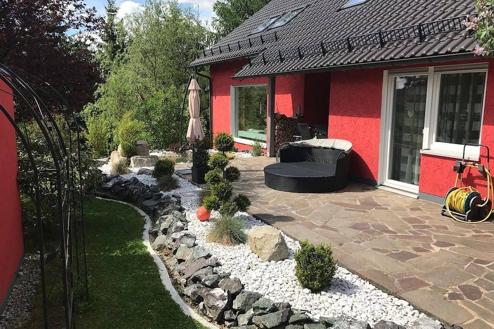Ganze Wohnung, 4-Sterne Ferienwohnung (100qm) mit Balkon, Loggia und Garten in Schauenstein, Landkreis Hof