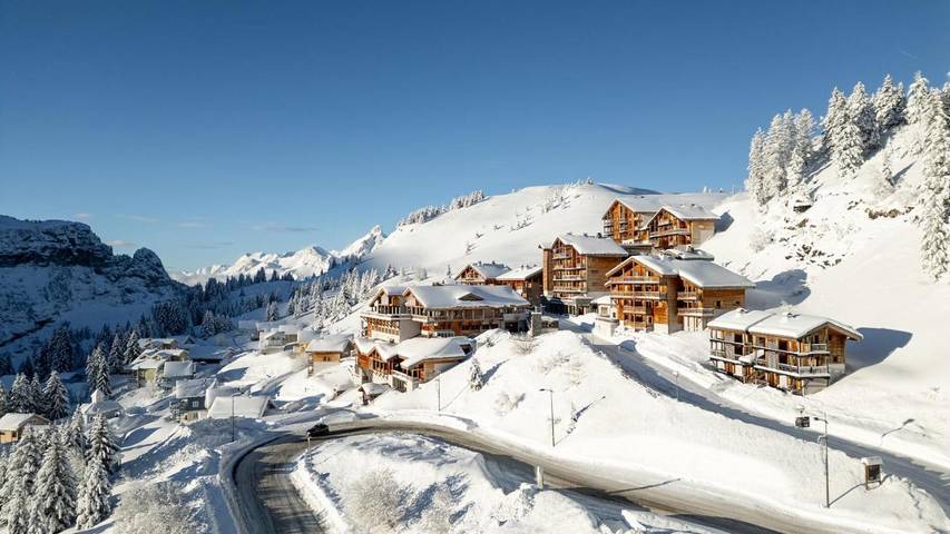 Appart’hôtel pour 12 personnes, avec sauna et jacuzzi ainsi que piscine et balcon