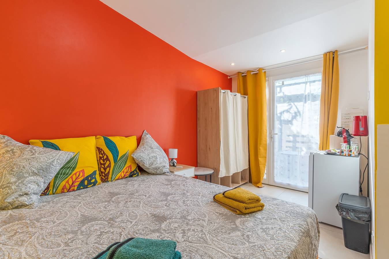 Estudio entero, Estudio 'La Dolce Vita 2' con piscina compartida, terraza privada y aire acondicionado in Lambesc, Region de Aix-en-Provence