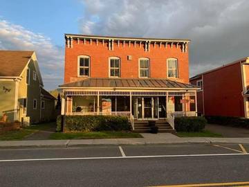Gîte pour 4 personnes, avec piscine ainsi que jacuzzi et terrasse à Bromont