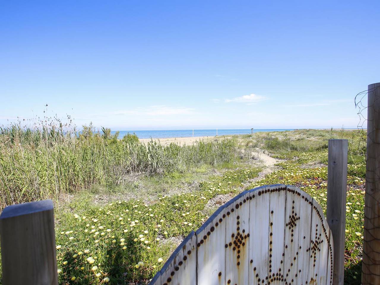 Charming beachfront villa with parking and air conditioning in El Palmar, Costa Blanca
