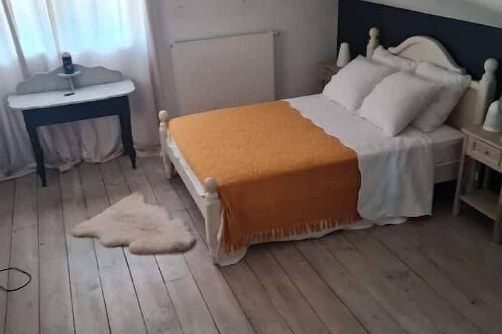 Stylish, spacious farmhouse 'Crouzillac' with private heated pool in La Sauvetat-sur-Lède, Villeneuve-sur-Lot region