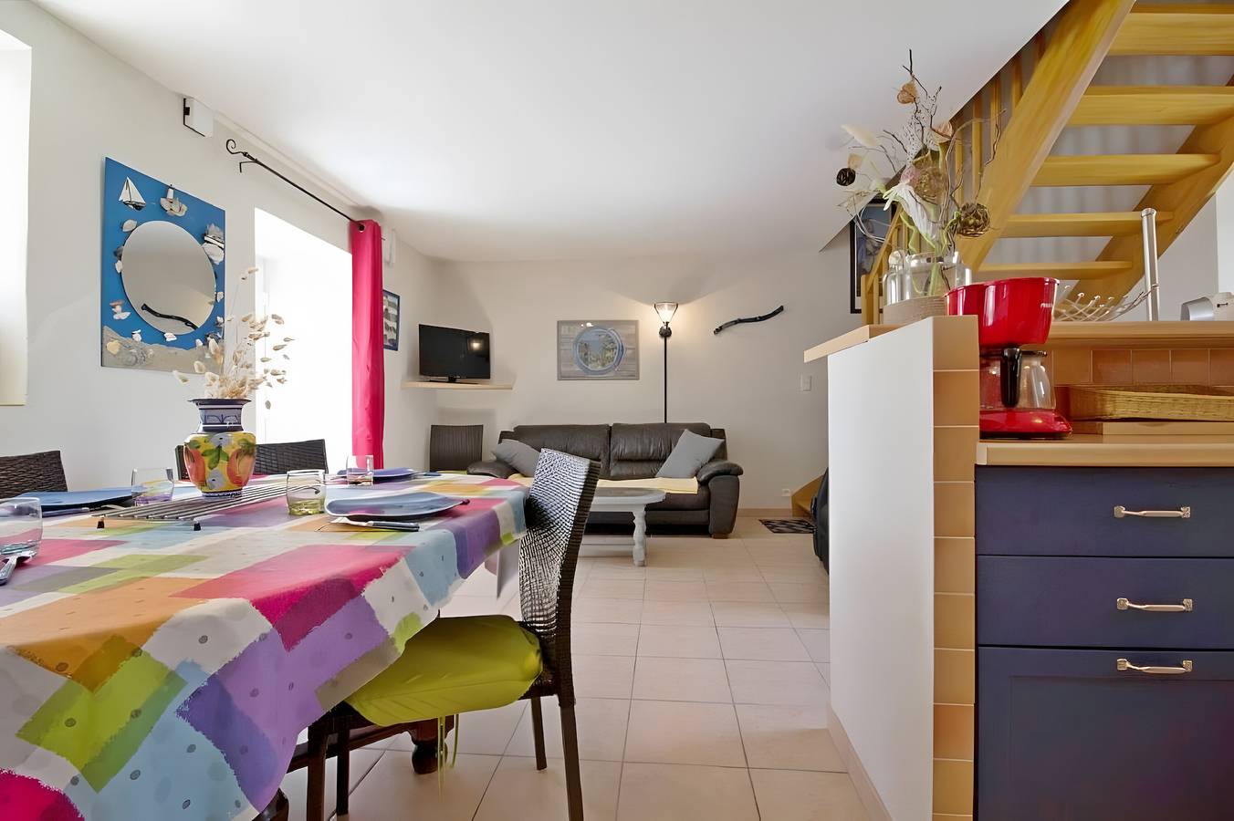 Cottage 'Mon Nid' with Private Terrace, Shared Garden and Wi-Fi in Crach, Côte des Mégalithes