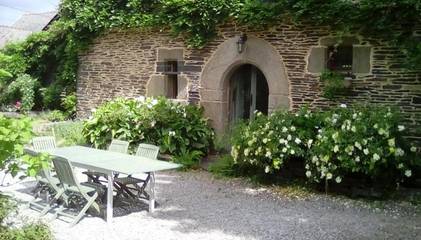 Location de vacances pour 8 personnes, avec jardin et piscine, adapté aux familles à Laniscat