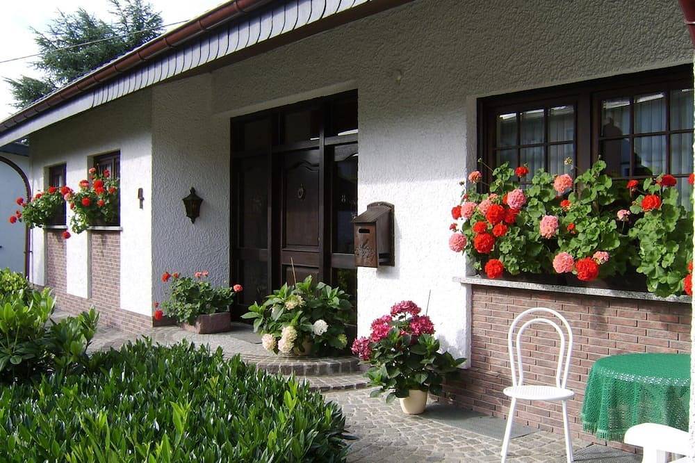 Ganze Wohnung, Große, geschmackvoll eingerichtete  Ferienwohnung in Tholey, Saar-Nahe-Bergland