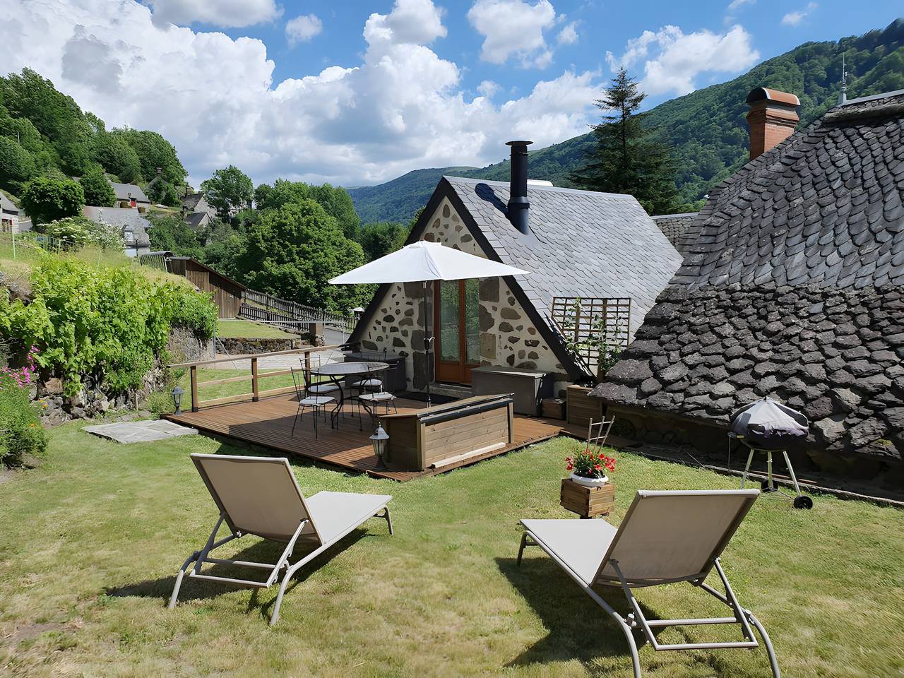 Charming Small Cottage for 2/3 Guests – La Chèvrerie in Saint-Vincent-de-Salers, Volcans d'Auvergne Regional Nature Park