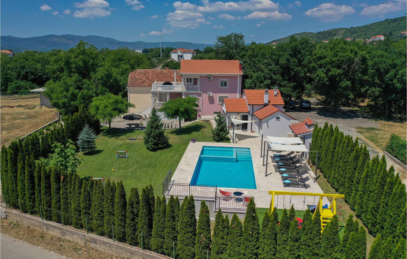 Geräumige 2-Zimmer-Wohnung mit Pool in der Nähe der Imotski-Seen und der Stadt in Imotski, Makarska Riviera