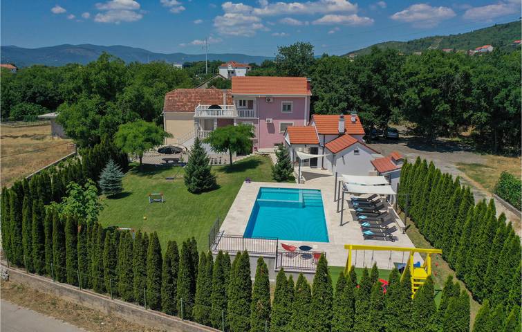 Geräumige 2-Zimmer-Wohnung mit Pool in der Nähe der Imotski-Seen und der Stadt in Imotski, Makarska Riviera