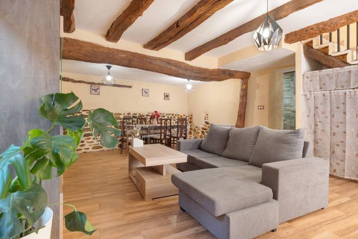 Maison 'Casa Paxariego' avec terrasse privée, jardin, wifi et barbecue à Camponaraya, El Bierzo in Camponaraya, Chaîne Cantabrique