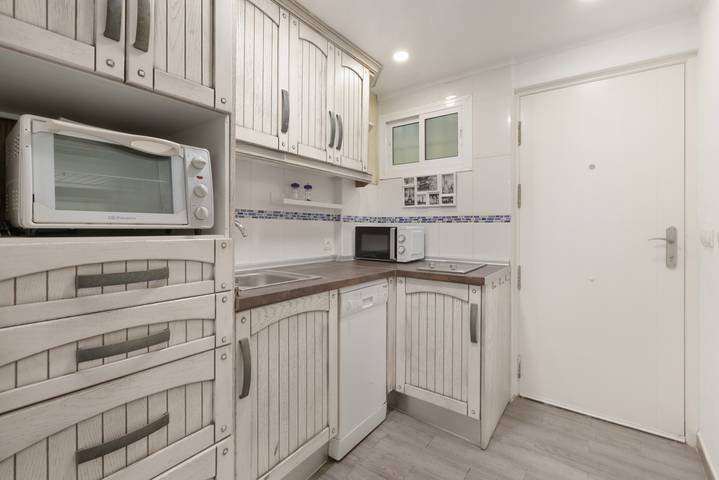 Entire apartment, Apartment 'Gamonal Beach Studio' with Shared Pool, Wi-Fi and Air Conditioning in Benalmádena Costa, Benalmádena