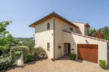 Location de vacances pour 6 personnes, avec piscine ainsi que jardin et balcon à Limoux
