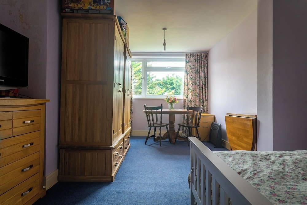 Room in shared house in leafy suburban road.  London Zone 4 in Sutton (London), London