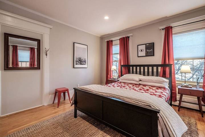 Vacation rental for 4 people, with yard and balcony, with pets in Portland (ME)