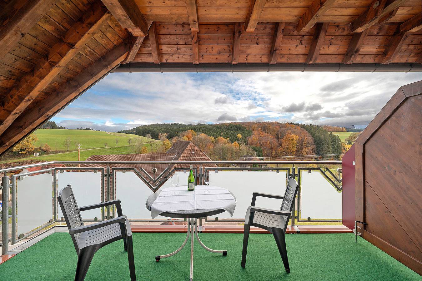 Apartamento inteiro, Apartamento de férias 'Kirchblick' com varanda e Wi-Fi in Biederbach, Central Black Forest