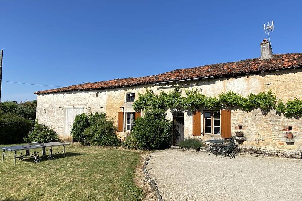 Charmante ferme indépendante avec piscine privée. in Lizant, Vienne (France)