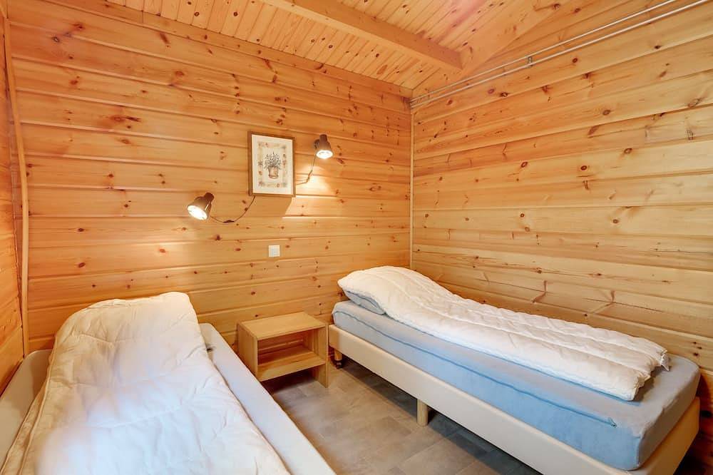 Finnish bungalow on Zelle Estate, in the woods, plenty of privacy! in Achterhoek