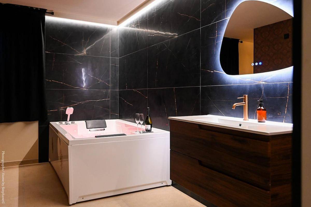 Appartement entier, Loveroom Diamant Spa Détente avec Balnéo Double & Sauna in Gémenos, Côte méditerranéenne (France)