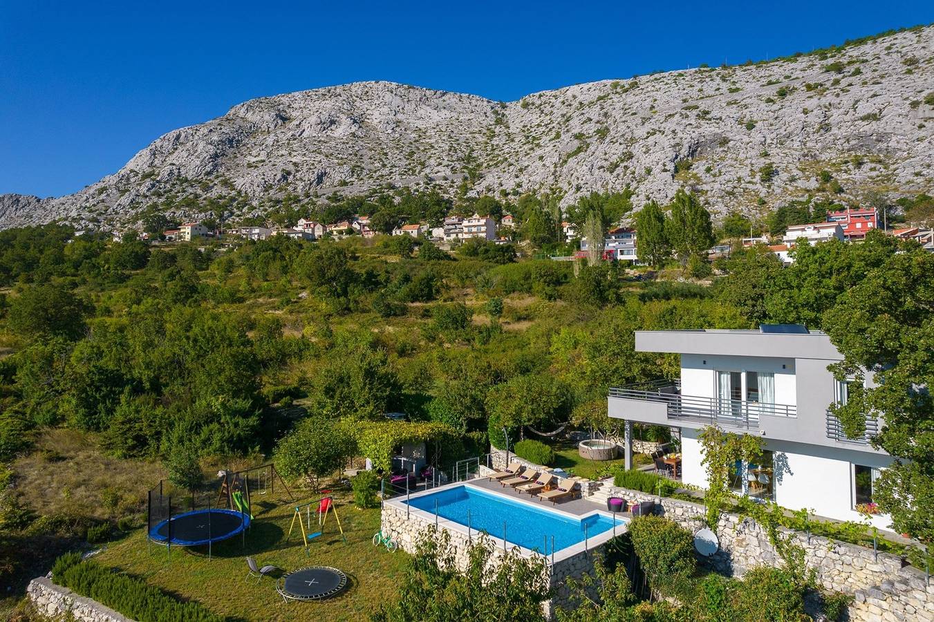 Villa Up mit Panoramablick auf das Meer, einem beheizten 33 m2 großen Swimmingpool, einem Softub-Whirlpool und einem Spielplatz in Gornje Sitno, Split-Dalmatien
