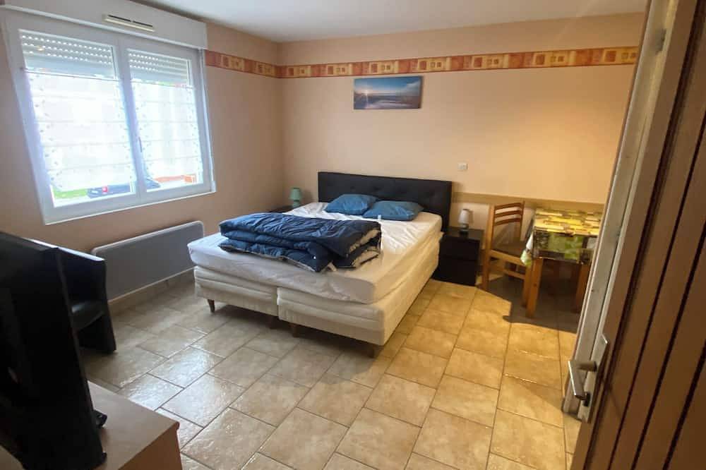 Entire apartment, First-floor studio 700 metres from the spa in Saint-Amand-les-Eaux, Valenciennes region