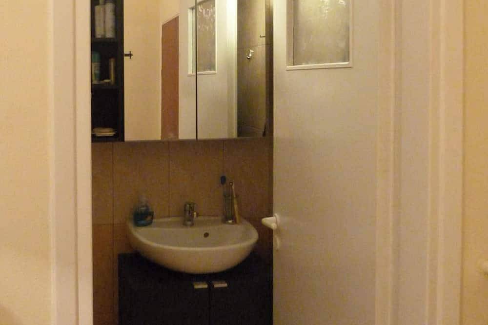Ganze Wohnung, Homely & Spacious studio close to the Seafront in Chalkida, Euböa