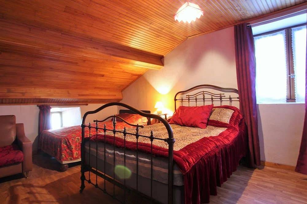 Gîte confortable en hameau calme près du Puy en Velay – 2 chambres, équipement bébé, terrain fermé in Lantriac, Mézenc