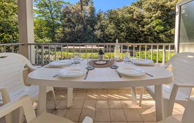 Appartement confortable d'une chambre avec cuisine et place de parking, à 600 m de la plage