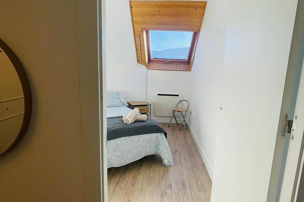 Entire apartment, Cozy 1-Br Apt with Pool, Near Downtown, Parking Included, Sleeps 4 in Jaca, Spanish Pyrenees