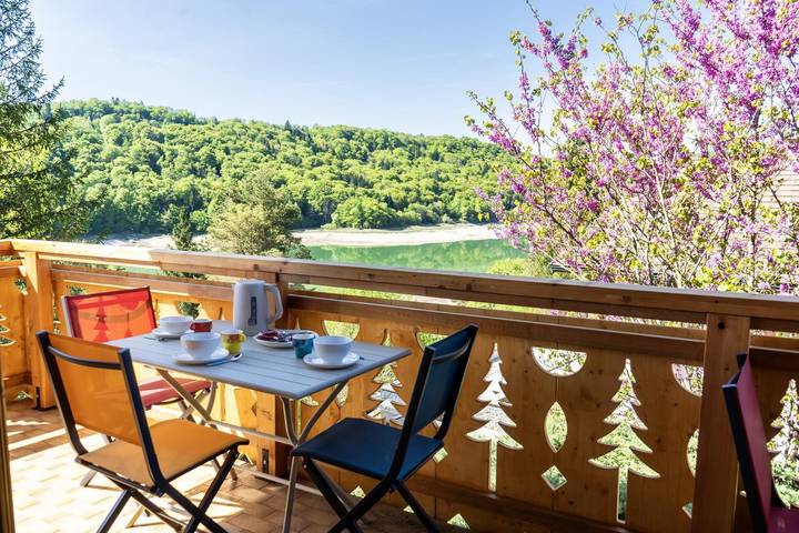 Gîte pour 12 personnes, avec jardin à Barésia-sur-l'Ain