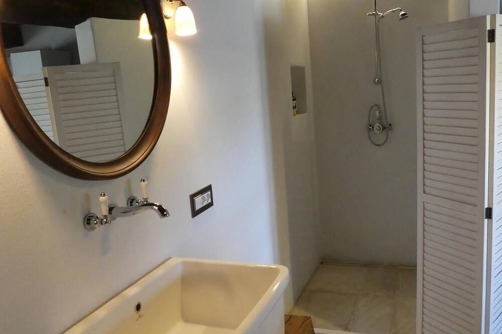 Ferme récemment rénovée dans les collines de Piedmonte avec piscine privée in Mombarcaro, Langhe