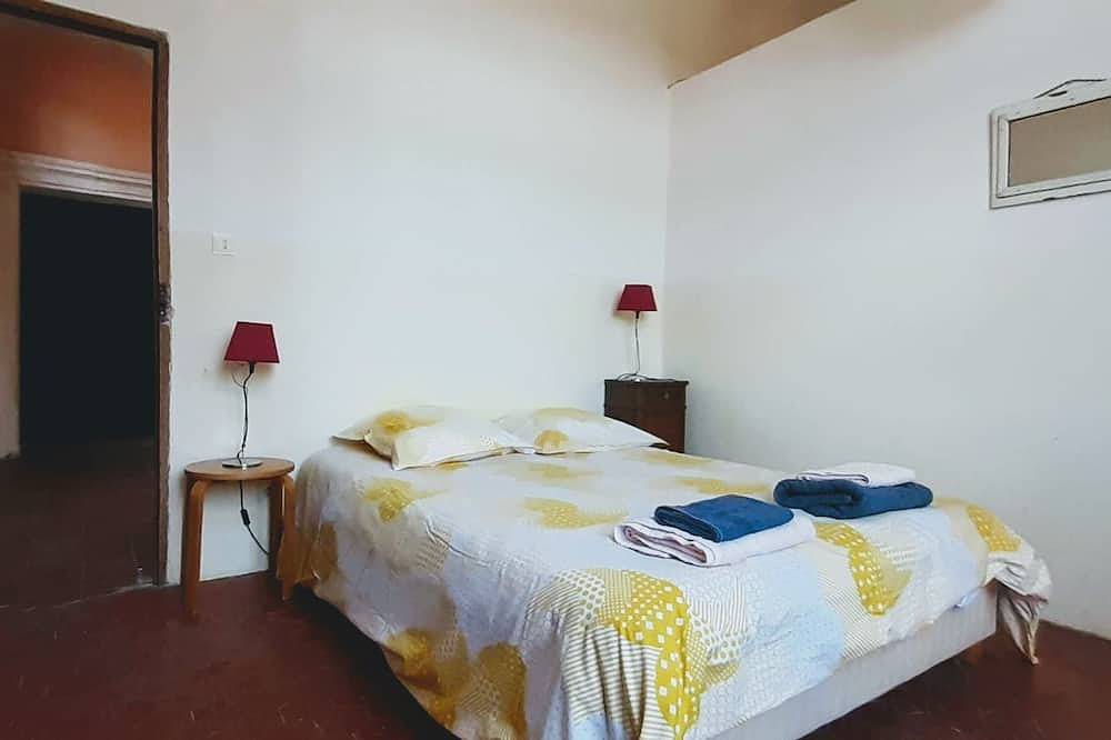 Historic house for 8 people in the heart of Riez+ terrace. Spacious, Ideal for families in Montagnac-Montpezat, Regionaler Naturpark Verdon