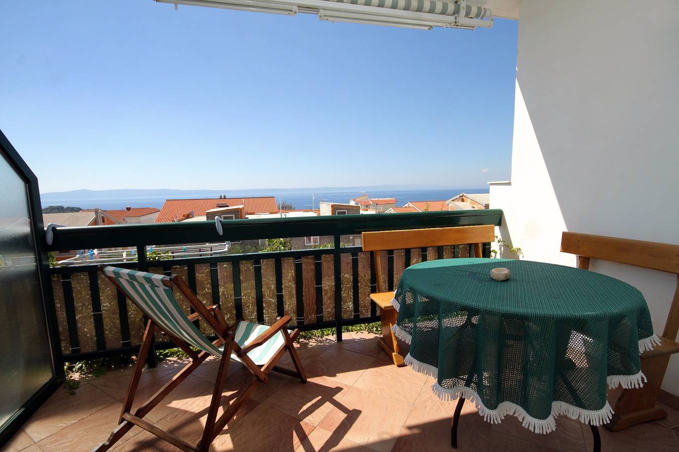 Ganze Wohnung, 2-Zimmer-Ferienwohnung mit Terrasse und Meerblick Makarska -a in Makarska, Makarska Riviera