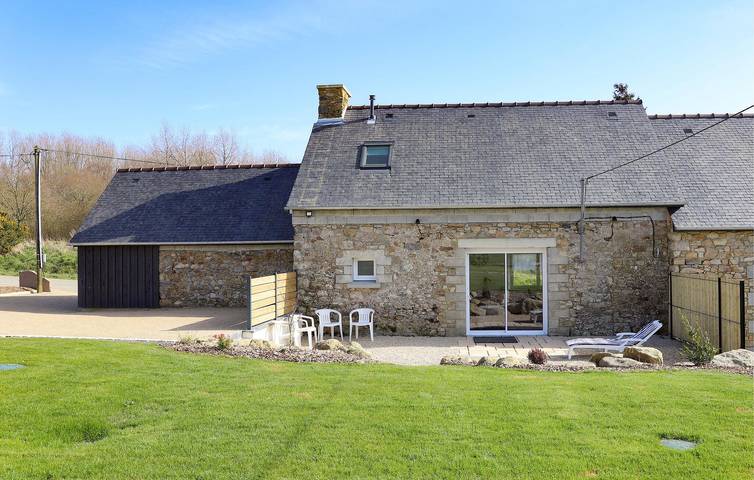 Gîte pour 4 personnes, avec terrasse et jardin à Runan
