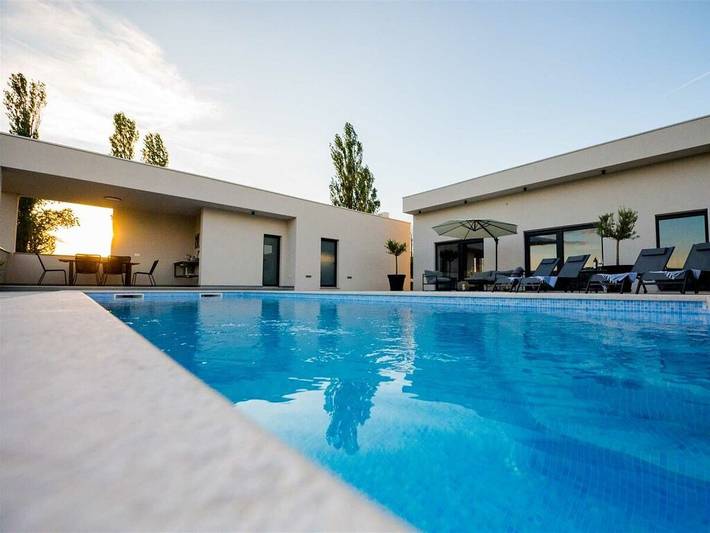 Villa in Imotski mit Schwimmbecken in Imotski, Makarska Riviera