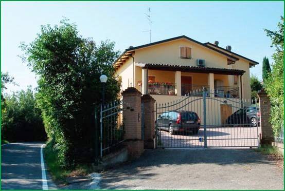 Chambre d’hôte pour 2 personnes, avec Terrasse ainsi que Jardin et Vue à Maranello