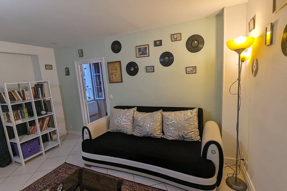 Entire apartment, Chez ma petite Reine 1, retro apartment in the heart of Pontoise in Pontoise, Val-d'Oise