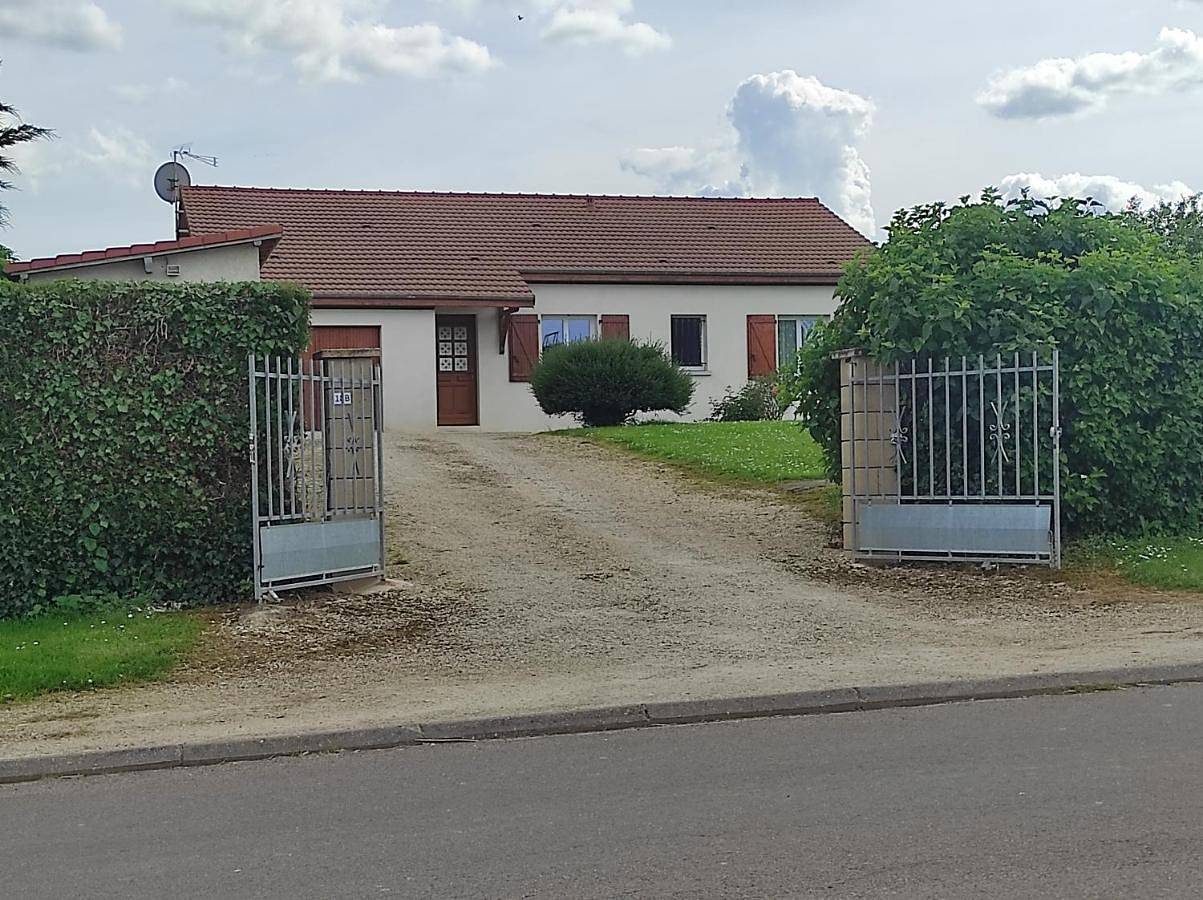 Three-Bedroom House in Longeville-sur-la-Laines, Rives Dervoises
