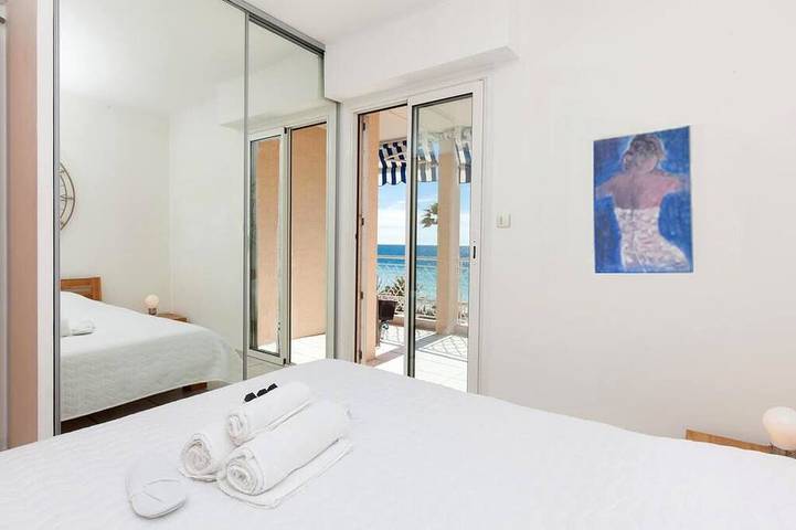 Entire apartment, Seafront - attractive 2-room apartment with large balcony in Cannes, Mediterranean Coast (France)