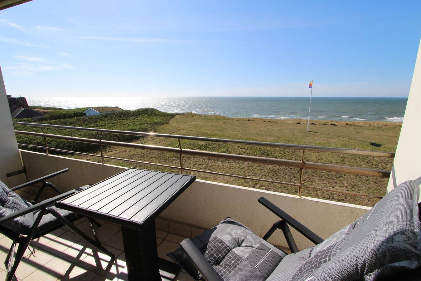 Ganze Wohnung, Ein-Zimmer-Appartement mit traumhaftem Meerblick direkt am Strandübergang in Wenningstedt, Sylt