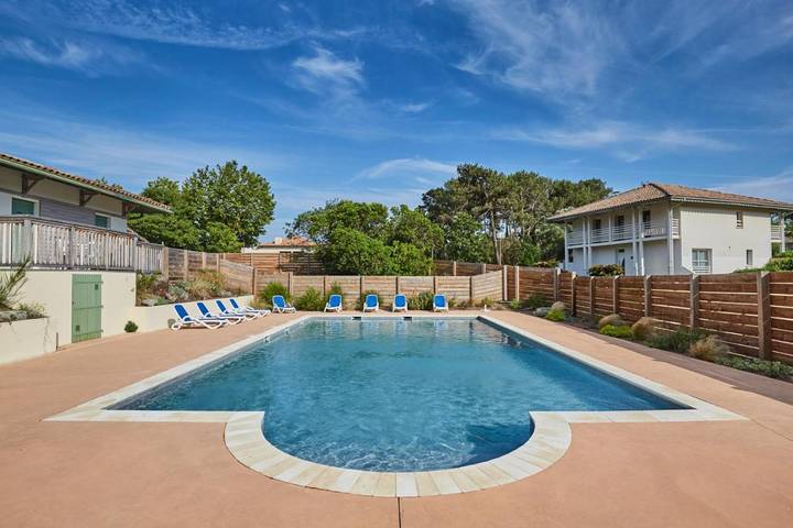 Parc de vacances pour 8 personnes, avec terrasse et piscine dans les Landes