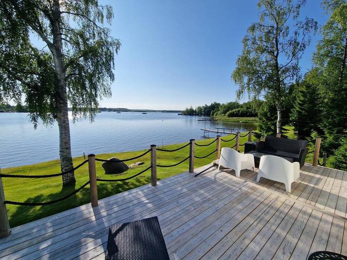 Location de vacances pour 4 personnes, avec jardin et vue sur le lac ainsi que vue et sauna à Umea