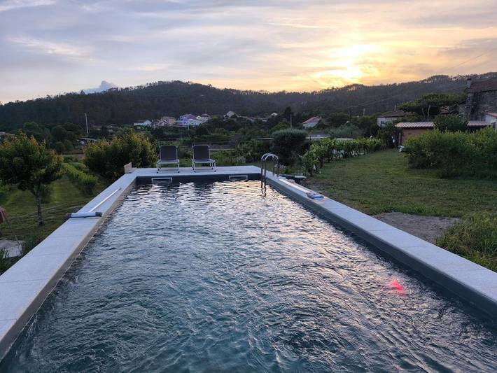 Parc de vacances pour 4 personnes, avec jardin et vue ainsi que terrasse et piscine, animaux acceptés dans Castro Daire
