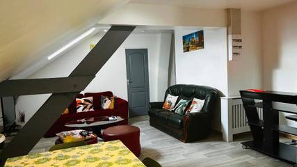 Gîte pour 8 personnes, avec vue et jardin à Laroche-Saint-Cydroine