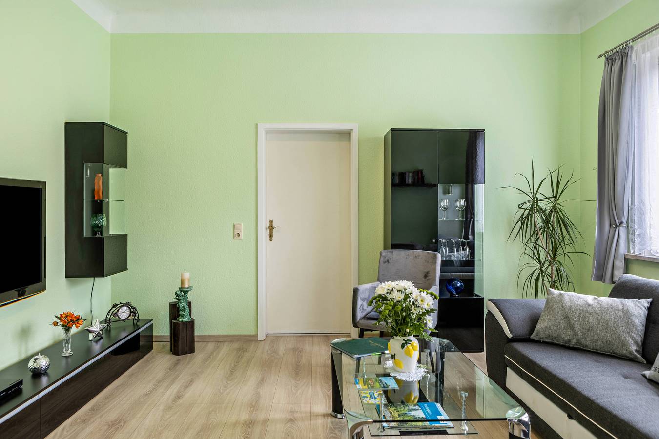 Entire apartment, Apartment "Burgblick" with Mountain View, Shared Terrace & Wi-Fi in Plaue, Thüringer Kernland