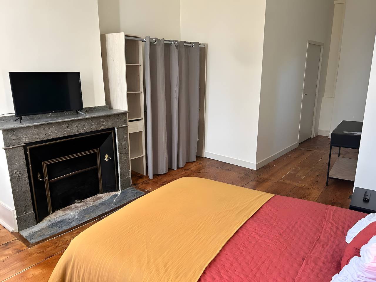 Room 9 with Shared Terrace, Communal Garden and Wi-Fi in Vic-en-Bigorre, Hautes-Pyrénées