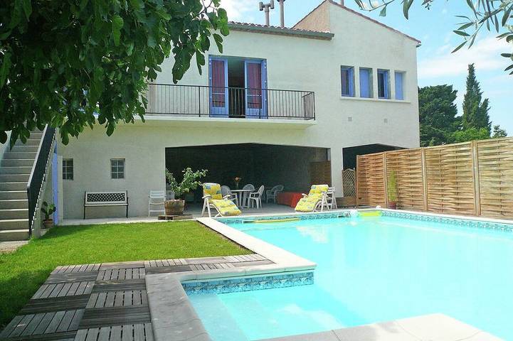 Location de vacances pour 7 personnes, avec jardin ainsi que piscine et terrasse à Talairan