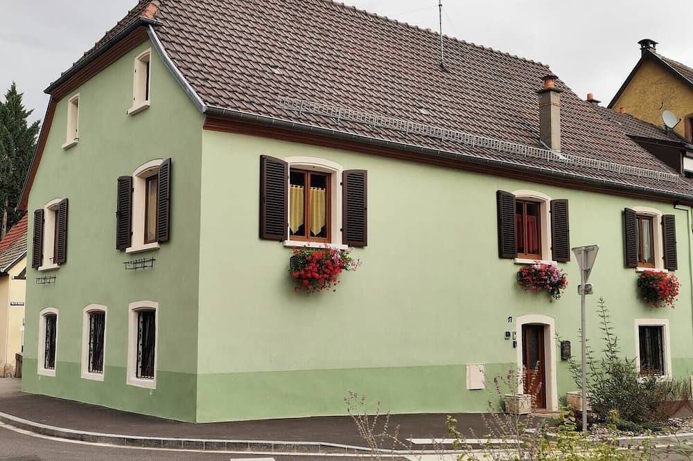 Entire apartment, Our holiday home is the perfect place for travelers looking for a comfortable and modern accommodation, located near main roads. You will feel at home in our fully renovated apartment, which can accommodate up to 4 people. in Soultz-Haut-Rhin, Parc naturel régional des Ballons des Vosges