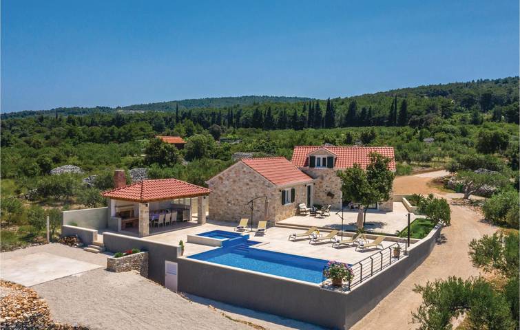 Appartement confortable avec piscine, terrasse et WiFi - 2,5 km de la plage in Supetar, Brac
