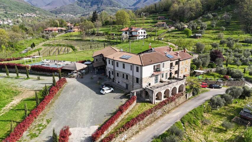 Ferienhaus für 10 Personen, mit Terrasse und Garten sowie Pool und Ausblick in Bagnone