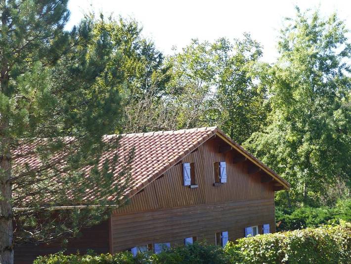 Camping pour 5 personnes, avec vue et piscine ainsi que vue sur le lac et jardin dans le Tarn-et-Garonne